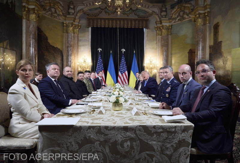 A tárgyalóteremben.