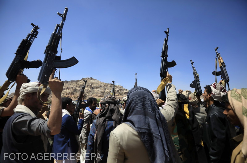 Húszi fegyveresek amerikai támadásban elesett bajtársaik temetésén, május elsején | Fotó: Agerpres/EPA