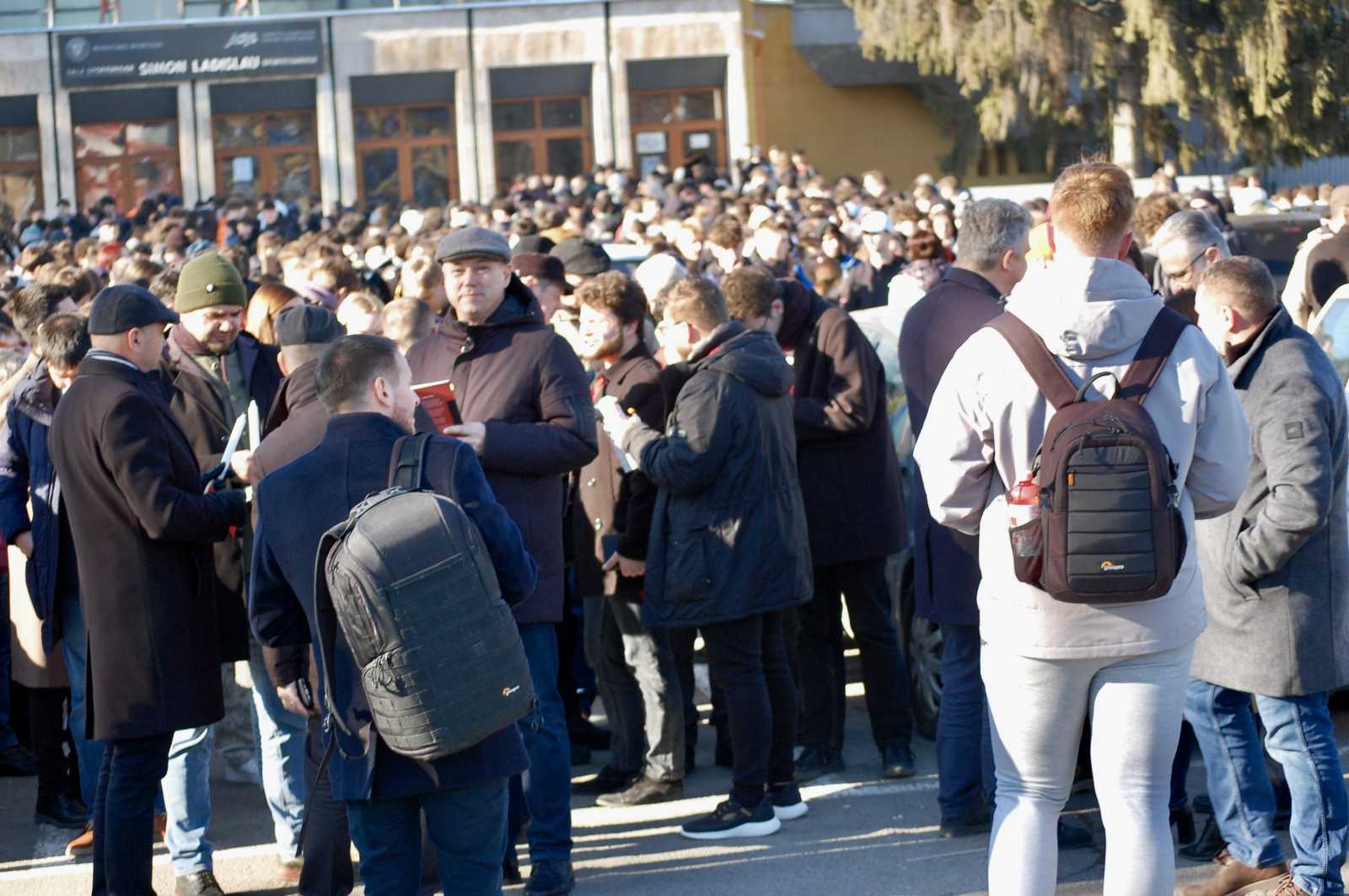 Hozzávetőleg ezren vonultak fel Marosvásárhelyen a könyves-gyertyás megmozdulás 35. évfordulóján |Fotó: Rákóczi Kinga