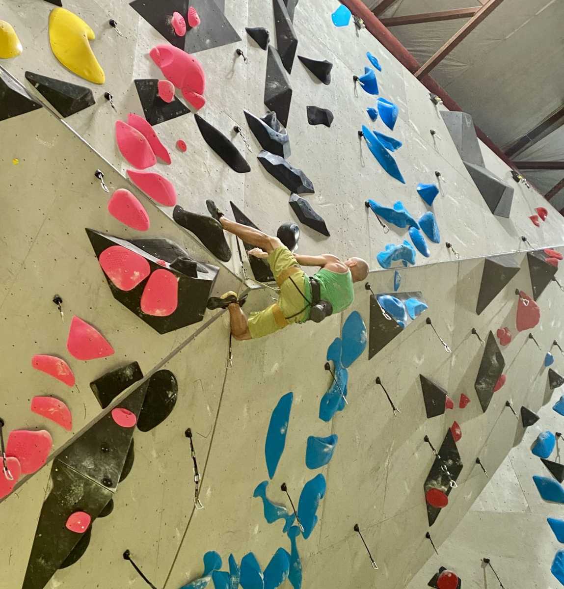 Amikor valaki mászik, tilos alá beállni, alatta futkosni. | Fotó: az Adrenalin Climbing Gym Facebook-oldala