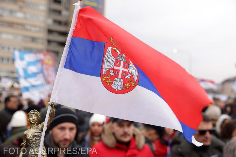 Tüntetők a szerbiai Kragujevac városában szombaton | Fotó: Agerpres/EPA