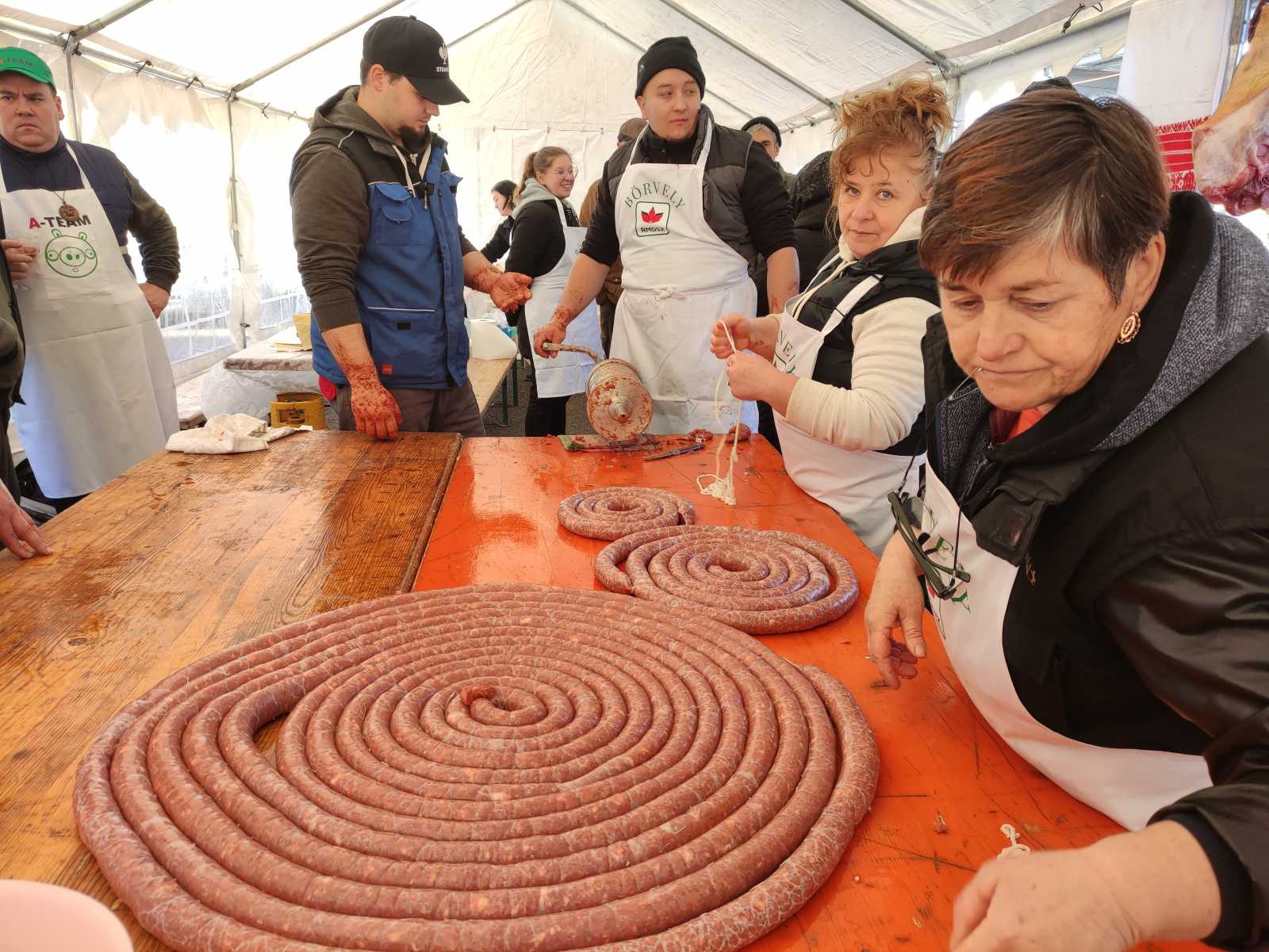 Nehéz volt választani a sok finomság közül | Fotó: Czinzel László