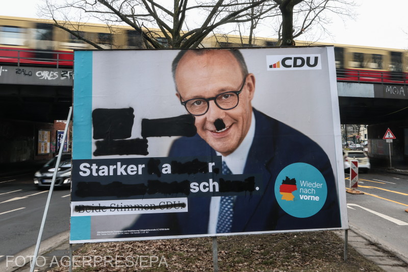 A Kereszténydemokrata Unió (CDU) pártelnökének, Friedrich Merznek egy megrongált, festékkel befújt választási kampányplakátja. | Fotó: Agerpres