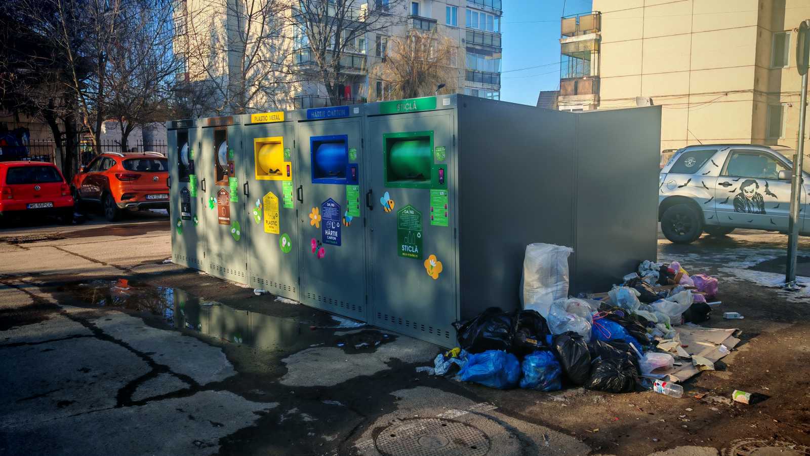 A tárolók nyílása nem teszi lehetővé, hogy nagyobb zsák beférjen | Fotó: A szerző felvétele