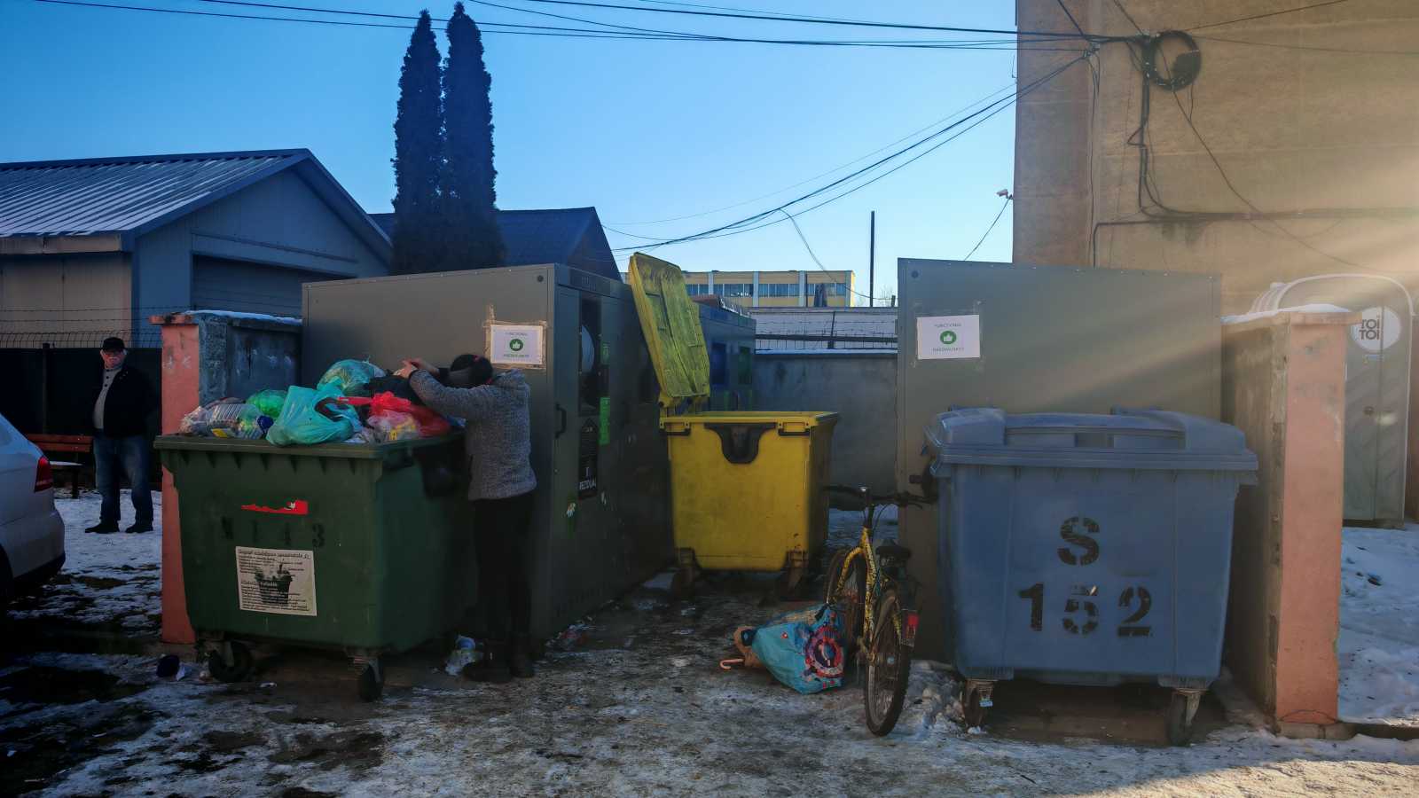 A hagyományos hulladékgyűjtőknél még látni guberálót | Fotó: A szerző felvétele