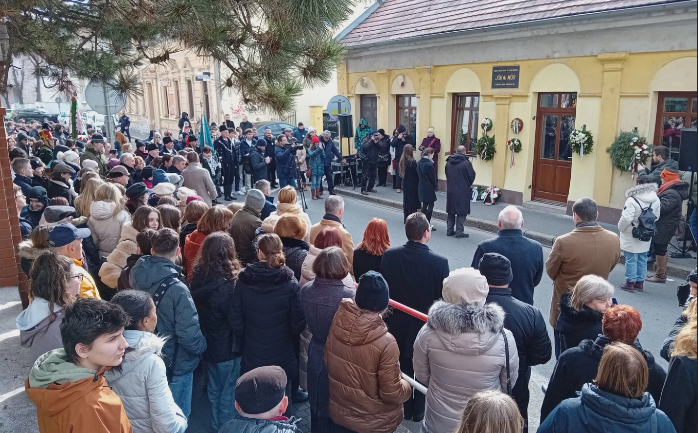 A komáromi Király püspök utcai Jókai-emléktábla megkoszorúzása l Fotó: Új Szó/Vataščin Péter