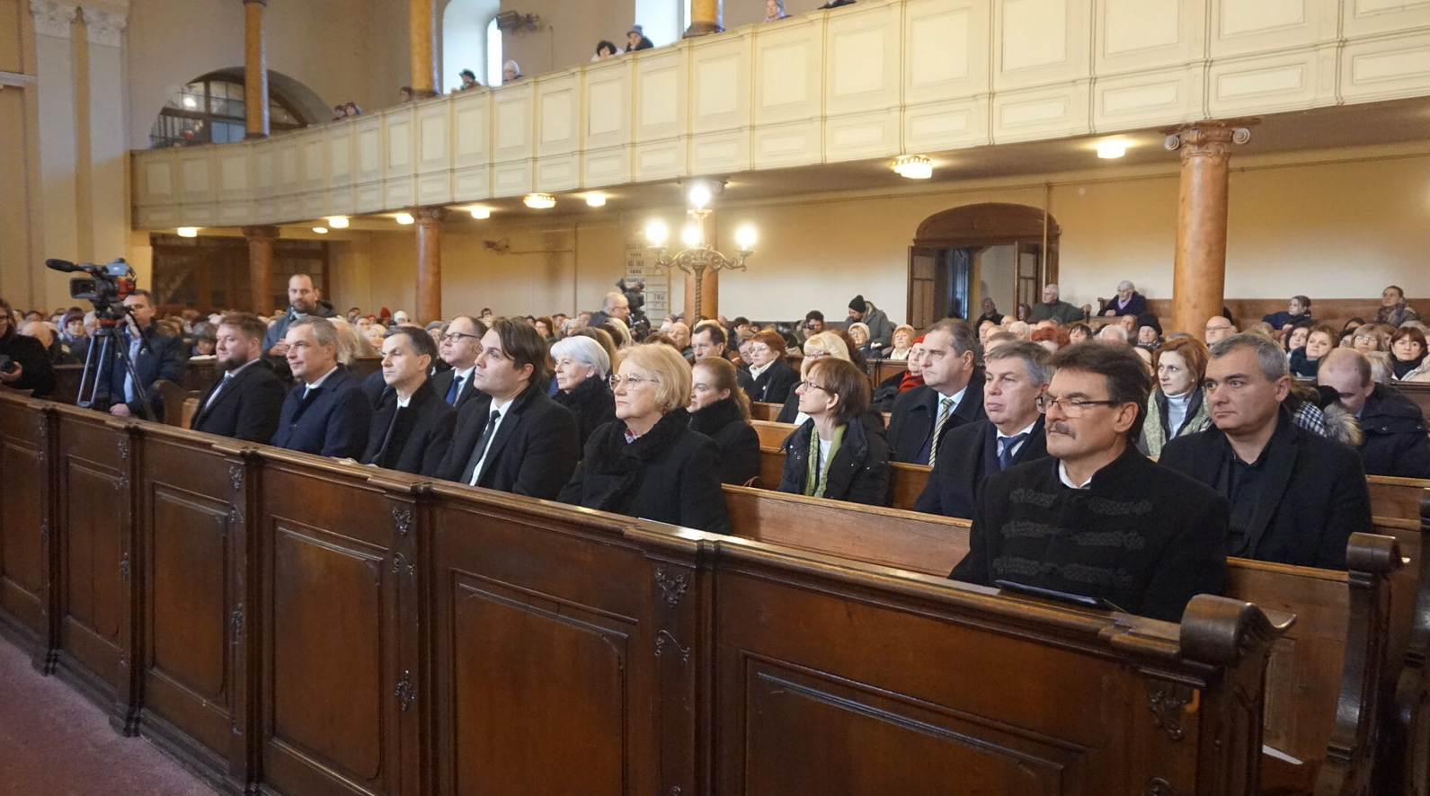 Ünnepi emlékezők a komáromi református templomban l Fotó: Új Szó/Vataščin Péter