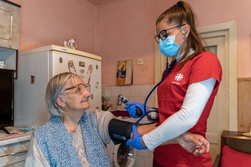 Az otthoni beteggondozási szolgáltatásokat nem csak fizetni kell, felelősséget kell vállalni érte | Fotó: Gyulafehérvári Caritas