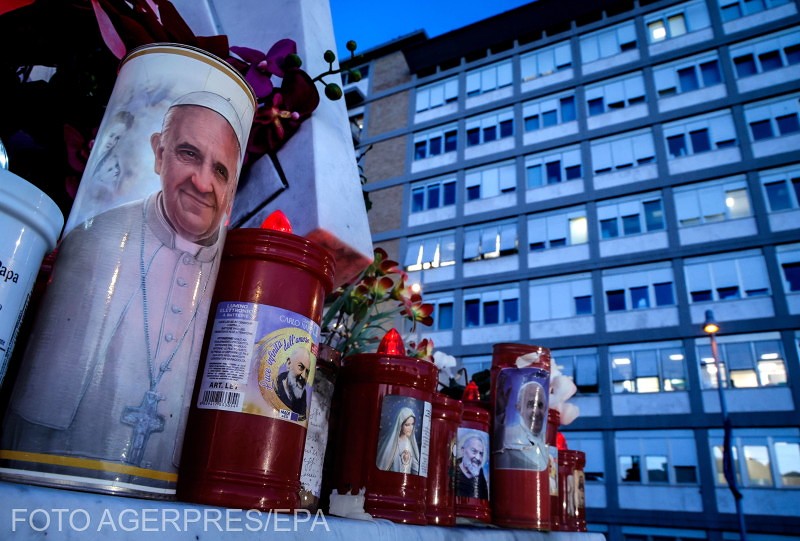 A hívek kitartóan imádkoznak a szentatyáért | Fotó: Agerpres