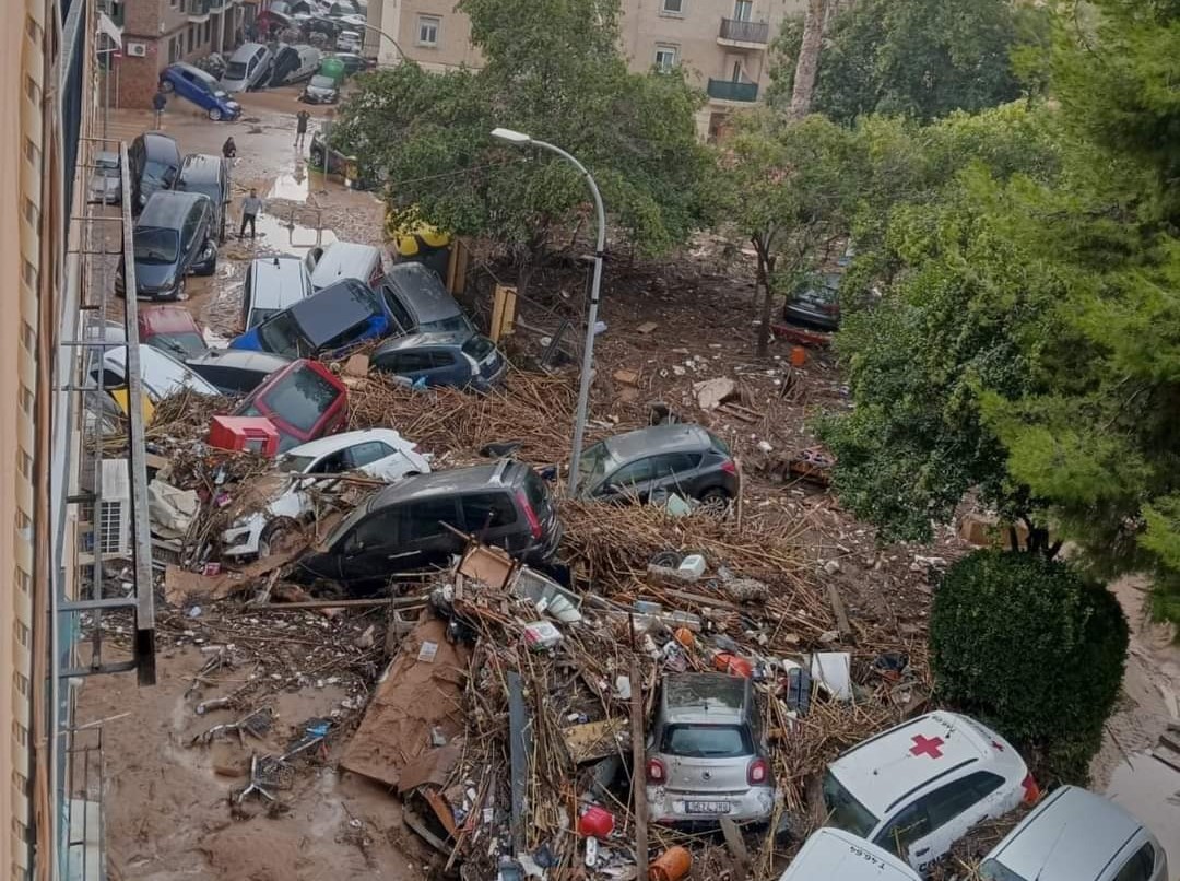 A házak alagsoraiban, garázsaiban, földszintjein rekedtek sokan. | Fotó forrása: meteoplus