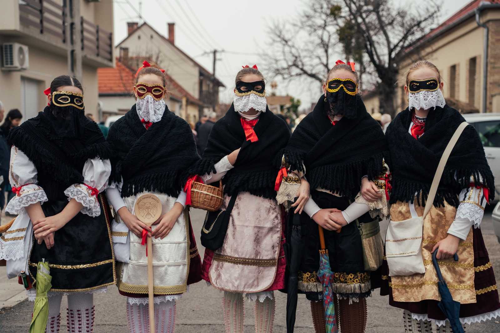 A „sokac lányok” arcukat eltakaró sokac népviseletbe öltözött lányok.
 