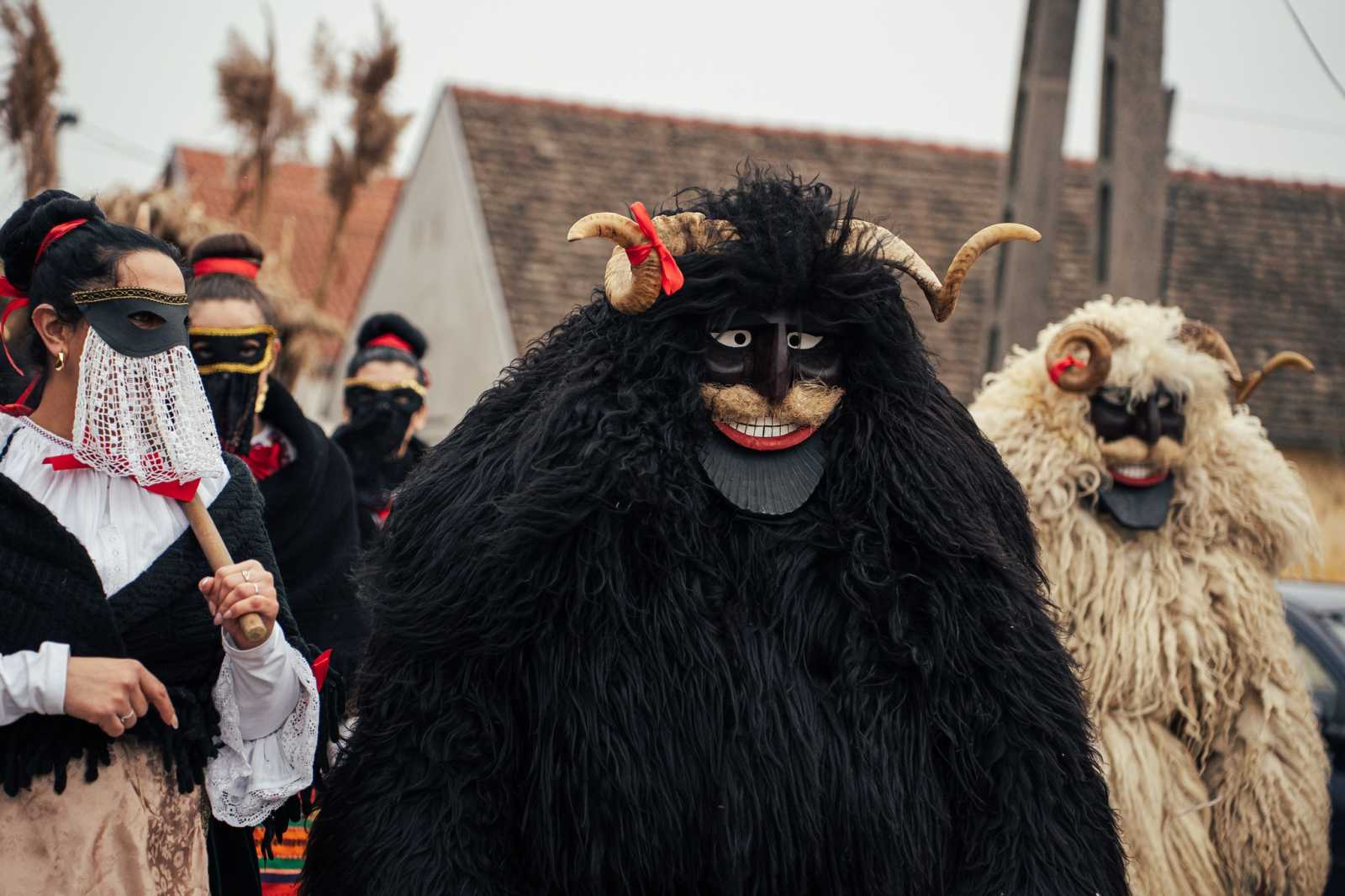 A busó öltözete régen is olyan volt, mint ma: szőrével kifordított rövid bunda, szalmával kitömött gatya, amelyre színes, gyapjúból kötött cifra harisnyát húztak, lábukon bocskort viseltek. A bundát az öv vagy marhakötél fogta össze derekukon, erre akasztották a marhakolompot. Kezükben az elmaradhatatlan kereplőt vagy a soktollú, fából összeállított buzogányt tartották. A leglényegesebb azonban, ami a busót busóvá teszi: a fűzfából faragott, hagyományosan állatvérrel festett birkabőrcsuklyás álarc.