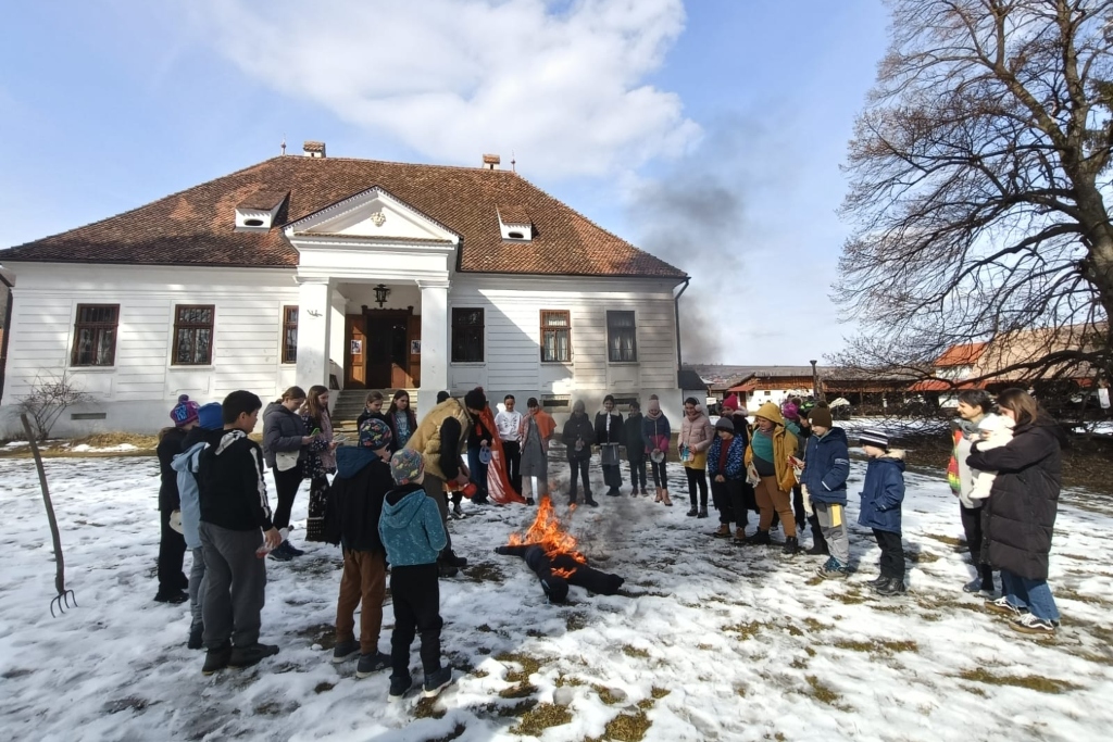 A csernátoni Haszmann Pál Tájmúzeumban pénteken el is égették a bábut. | Fotó: Dimény Haszmann Orsolya