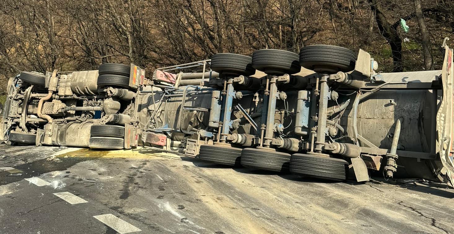 Az üzemanyag az aszfaltra folyt | Fotó: Info Trafic Valea Oltului 