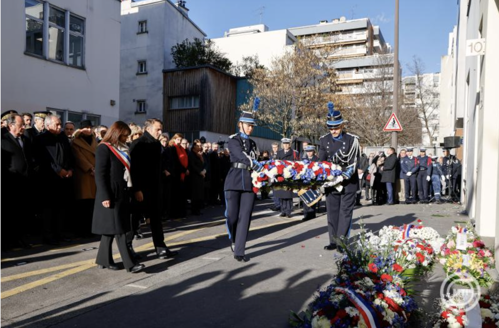 Párizs, 2025. január 7. Anne Hidalgo párizsi polgármester (bal) és Emmanuel Macron francia elnök (bal2) koszorút helyez el a Charlie Hebdo francia szatirikus hetilap elleni merénylettel kezdődött párizsi terrrortámadás-sorozat tizedik évfordulója alkalmából tartott megemlékezésen a hetilap volt szerkesztőségének épülete előtt Párizsban 2025. január 7-én. MTI/EPA/AFP pool/Ludovic Marin