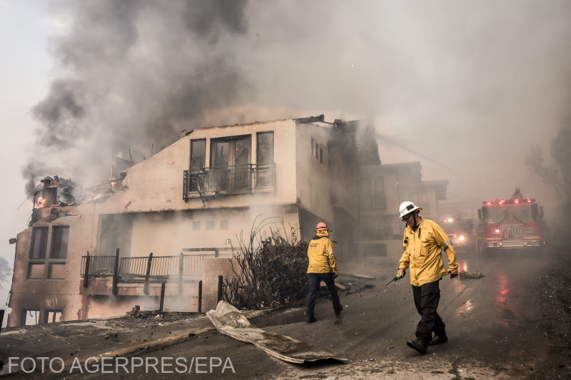 Los Angeles megyei tűzoltók foglalják el a helyüket a palisadesi erdőtűz elleni harchoz a kaliforniai Malibuban. | Fotó: Agerpres