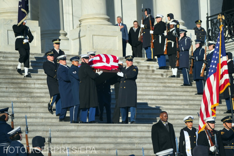 Jimmy Carter volt amerikai elnök zászlóval bevont koporsóját katonai díszőrség vitte le az amerikai Capitolium lépcsőjén az állami temetési szertartáson Washingtonban január 9-én. | Fotó: Agerpres