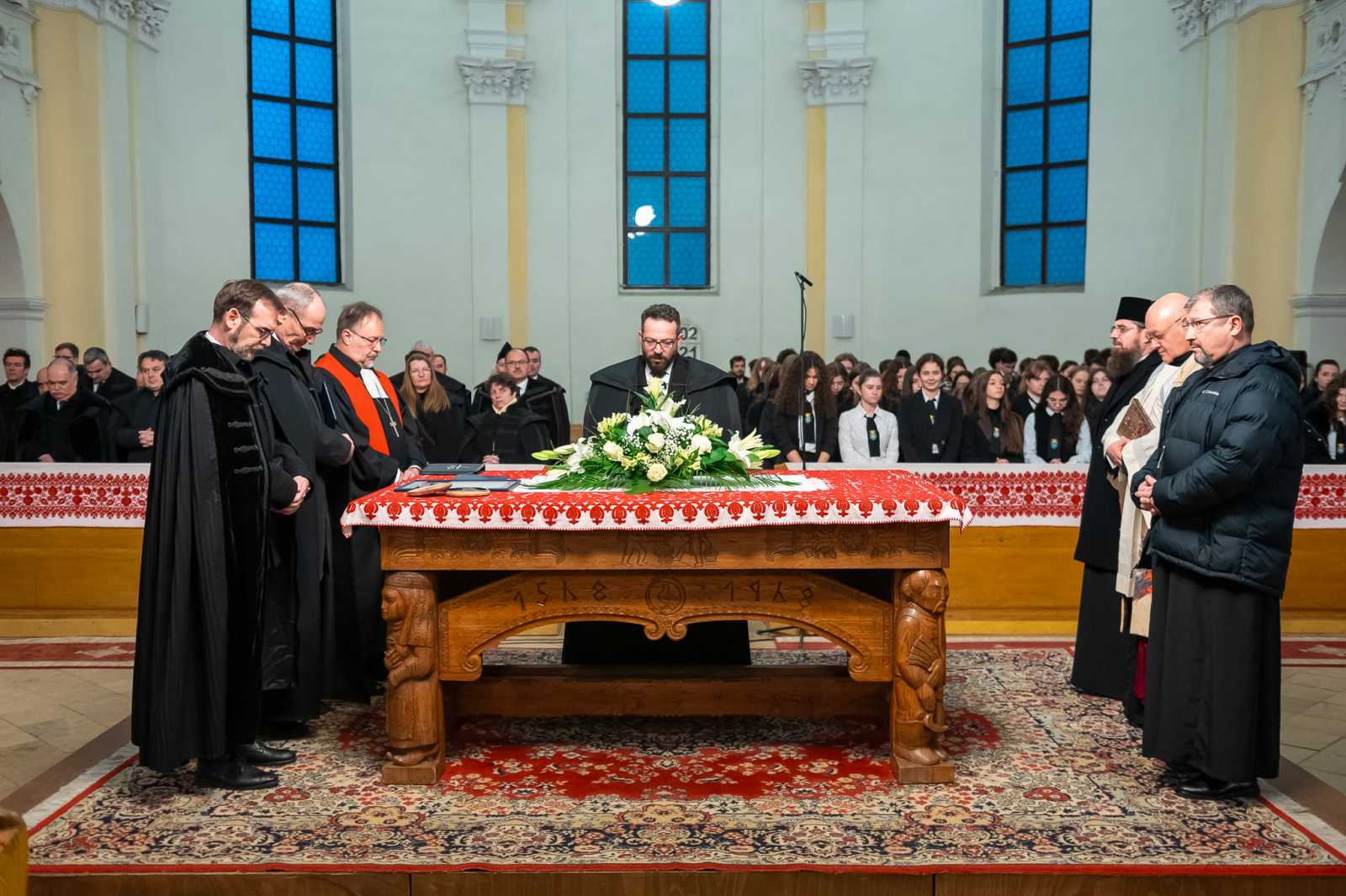 Az erdélyi magyar és román egyházak képviselői is részt vettek az ünnepségen.