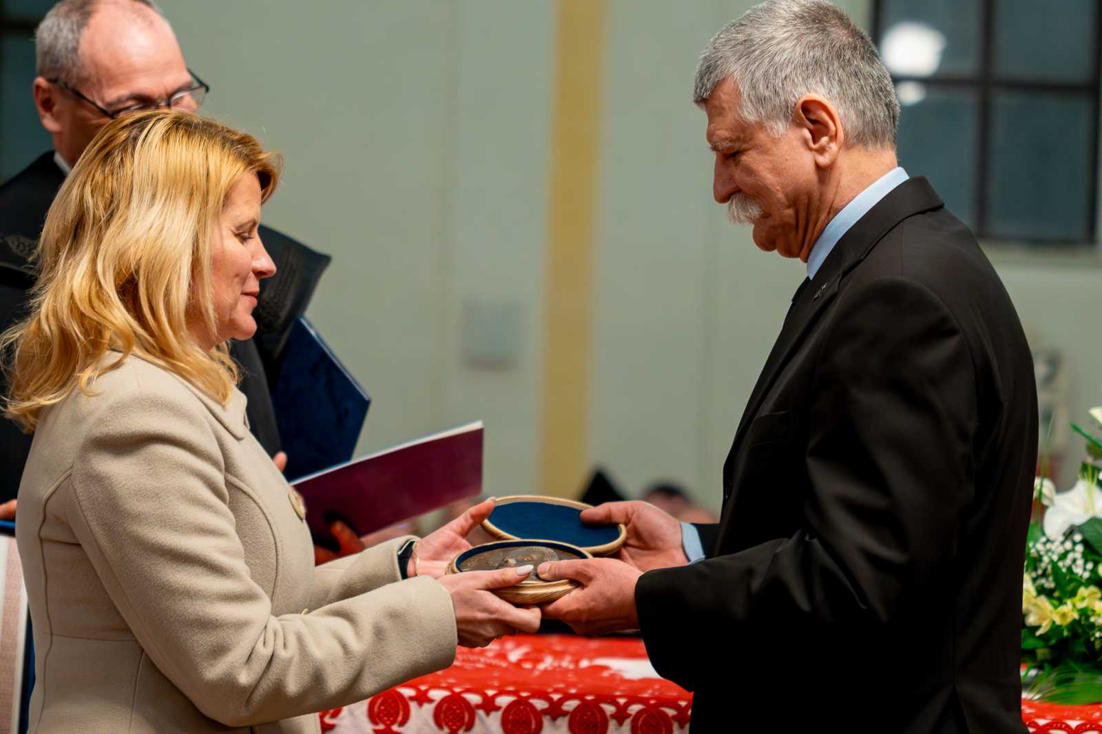 Kövér László elsőként vehette át a díjat Kovács István unitárius püspöktől, Sándor Krisztina és Farkas Emőd főgondnokoktól. | Fotók forrása: a Magyar Unitárius Egyház Facebook-oldala