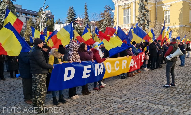 Tiltakoznak a jelenlegi politikai hatalom ellen, a választások érvénytelenítése miatt, és mert Klaus Iohannis elnök mandátuma folytatódik | Fotó: Agerpres