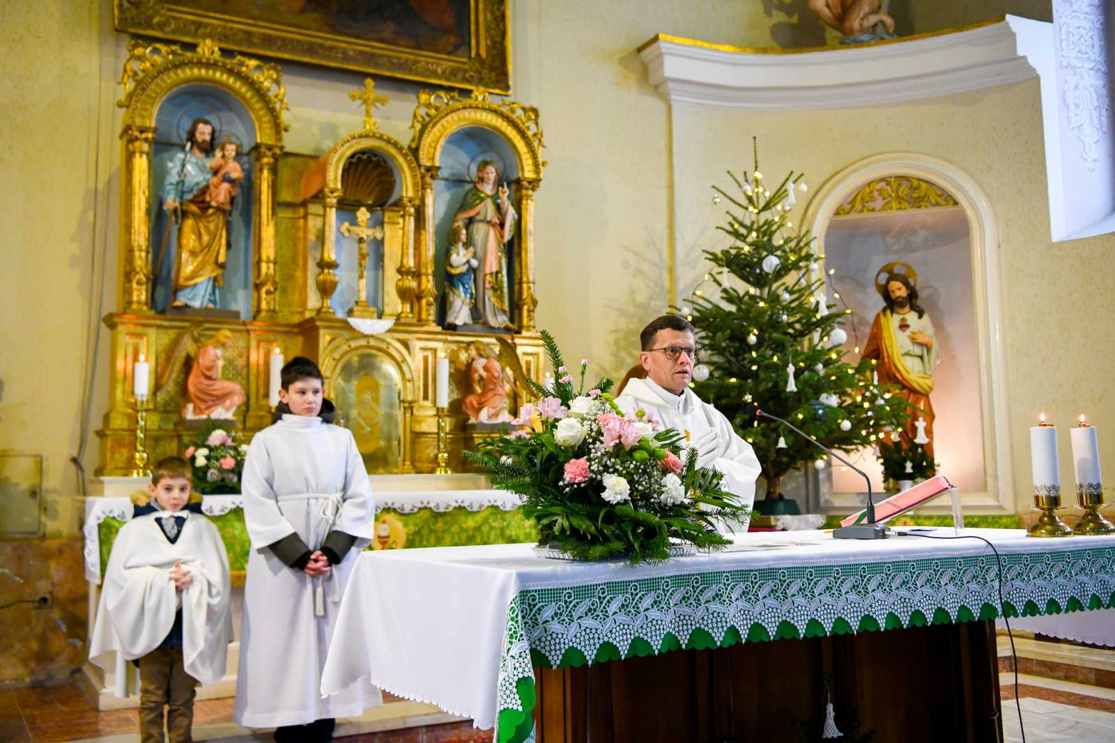 A megemlékezés a helyi római katolikus templomban kezdődött | A szerző fotói