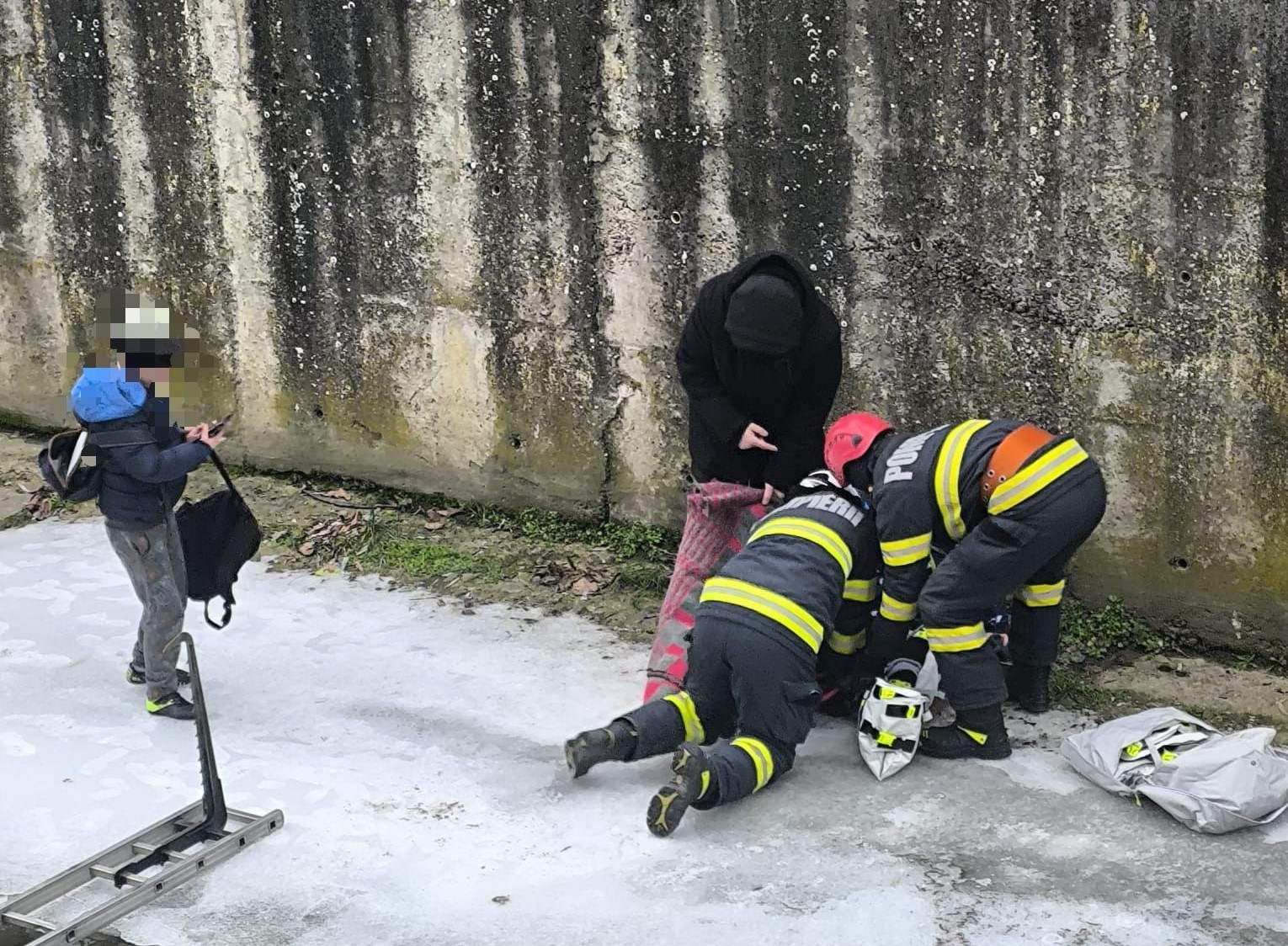 Csúszkált volna a két gyermek | Fotók: ISU Mures