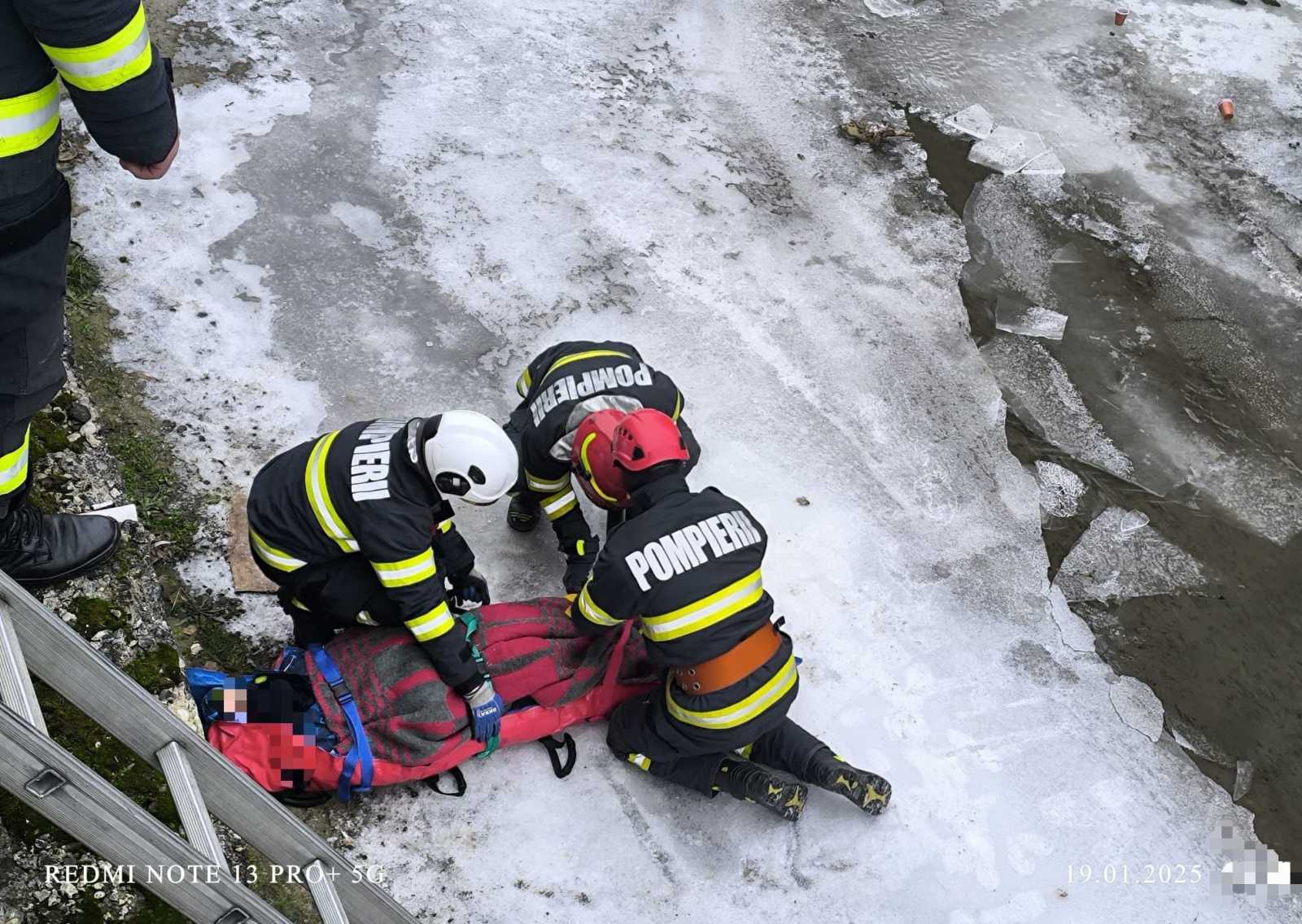 Beszakadt alattuk a jég