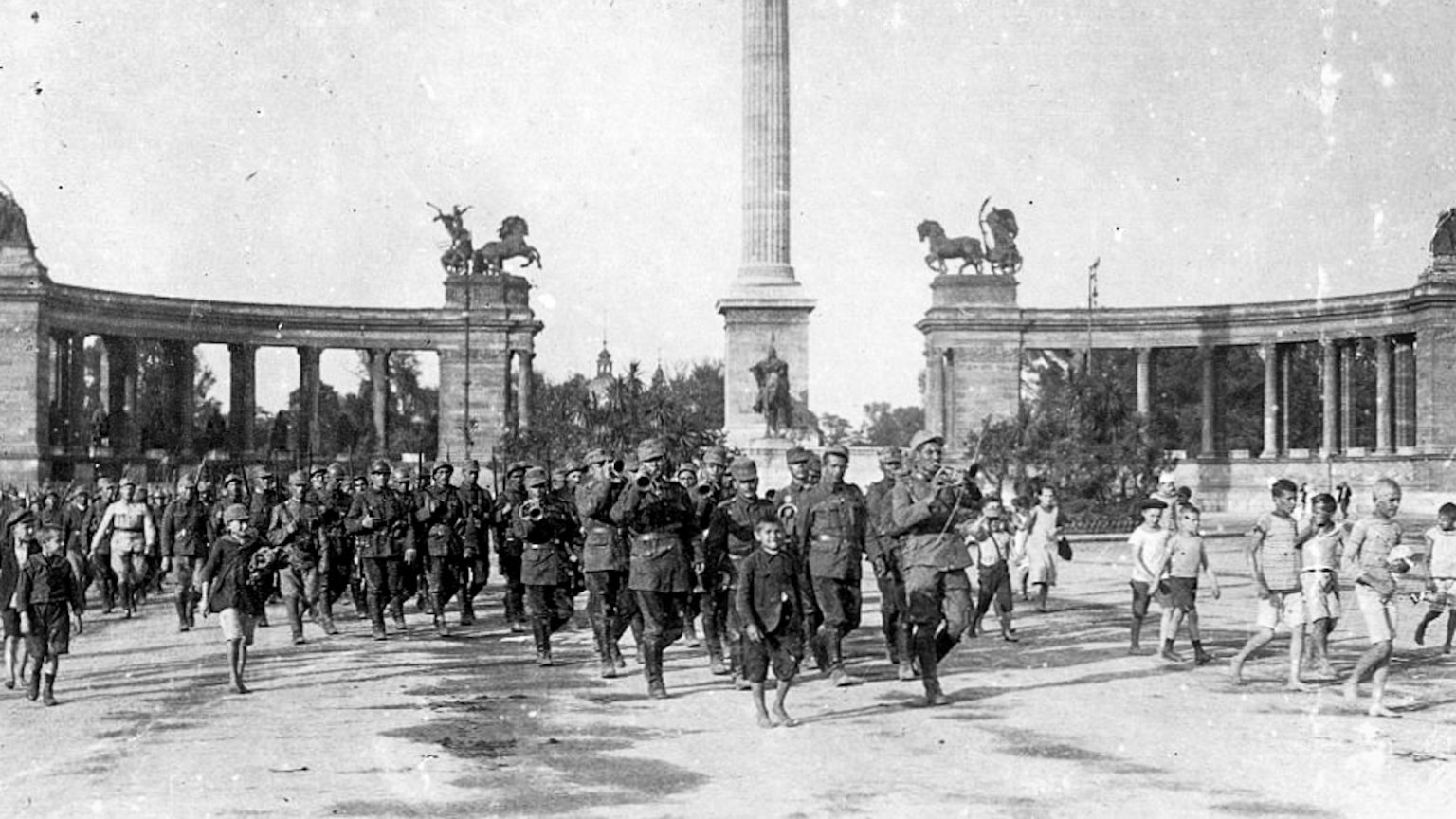 Román katonák a budapesti Hősök terén 1919 szeptemberében | Fotó: Wikimédia Commons/I. Ferdinánd Nemzeti Katonai Múzeum