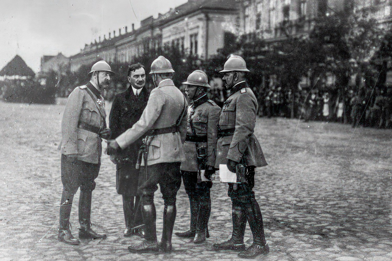 I. Ferdinánd román király Iuliu Maniuval, Prezan, Mărdărescu és Panaitescu tábornokokkal Békéscsabán 1919-ben | Fotó: Wikimédia Commons/I. Ferdinánd Nemzeti Katonai Múzeum)