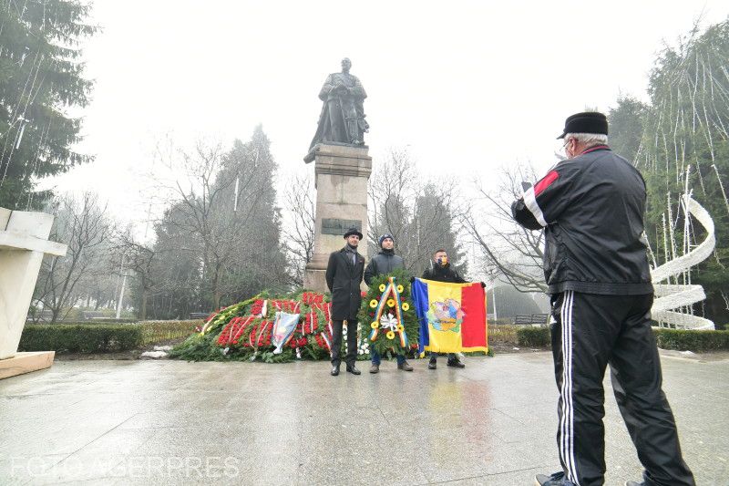 Emlékezők Alexandru Ioan Cuza egykori fejedelem  szobránál | Archív fotó: Agerpres 