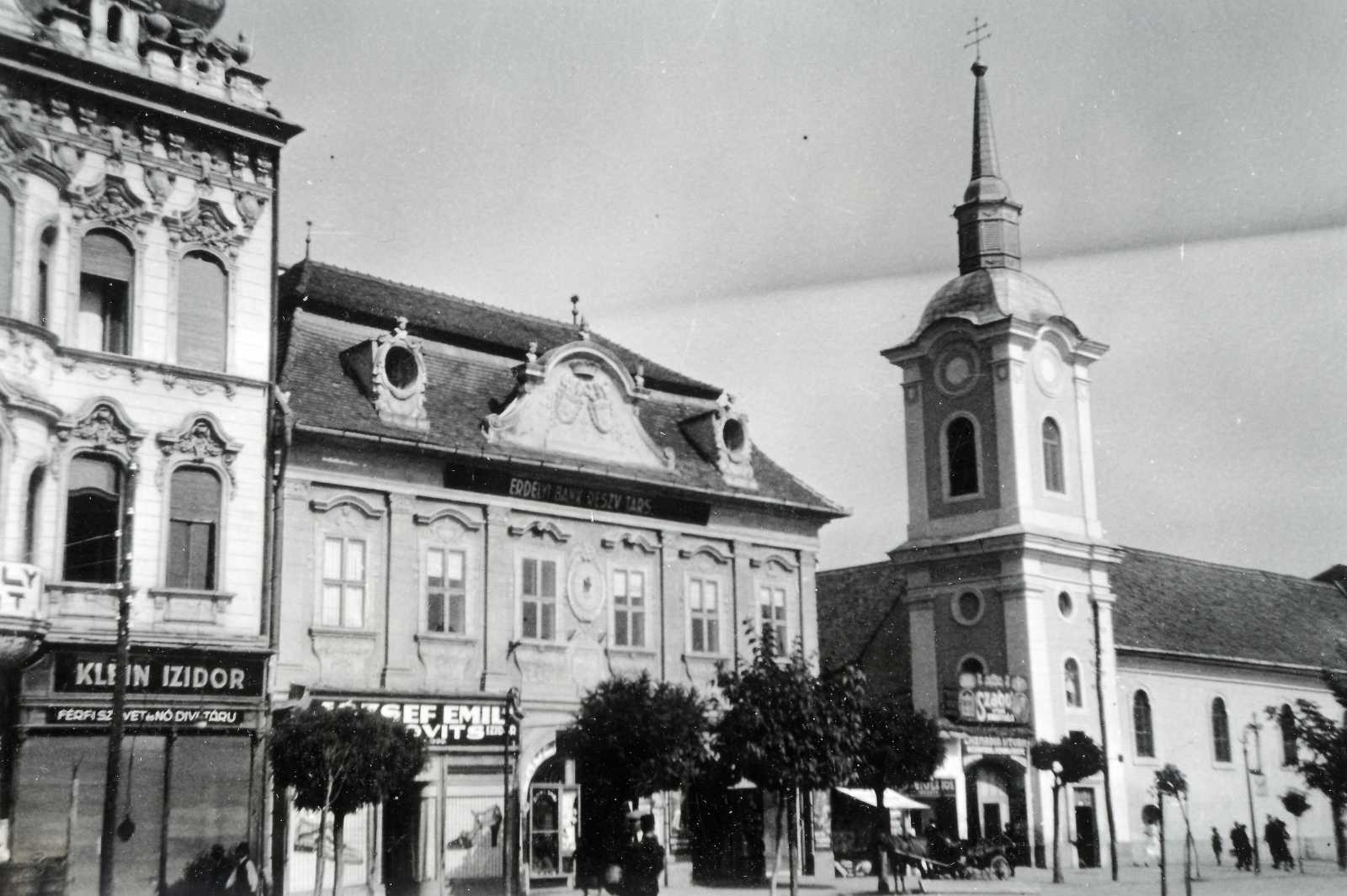 1941, Rózsak tere (Piața Trandafirilor, ekkor Széchenyi tér), balról a Bányai-ház, a Toldalagi-ház és a ferences templom.|Fotó forrása: Azopan/adományozó Richl Ágnes