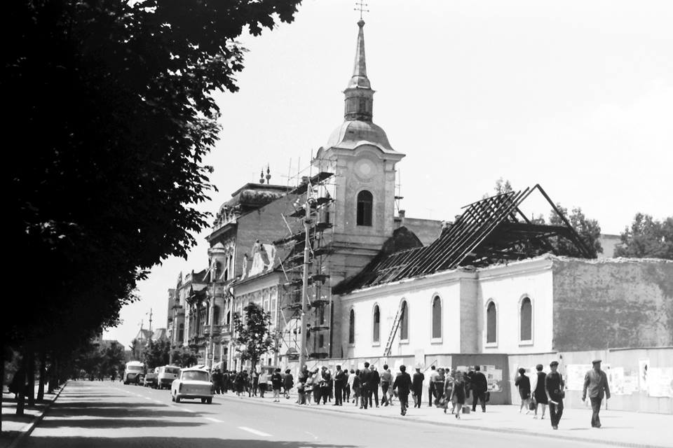 Az 1970-es évek elején lebontott 18. századi marosvásárhelyi ferences templom és kolostor | Fotó forrása: a Szent Imre plébánia irattára