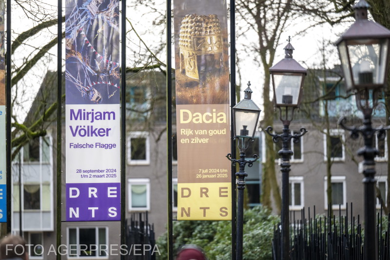 A hollandiai Assenben található Drents Museum művészeti és történelmi múzeum kívülről, a Dacia! Az arany és ezüst királysága című kiállítás plakátjával. A múzeum egész hétvégén zárva tart, miután kora reggel robbanás történt, amely a rendőrség szerint összefüggésben állhat a kiállítás arany- és ezüsttárgyainak ellopásával.