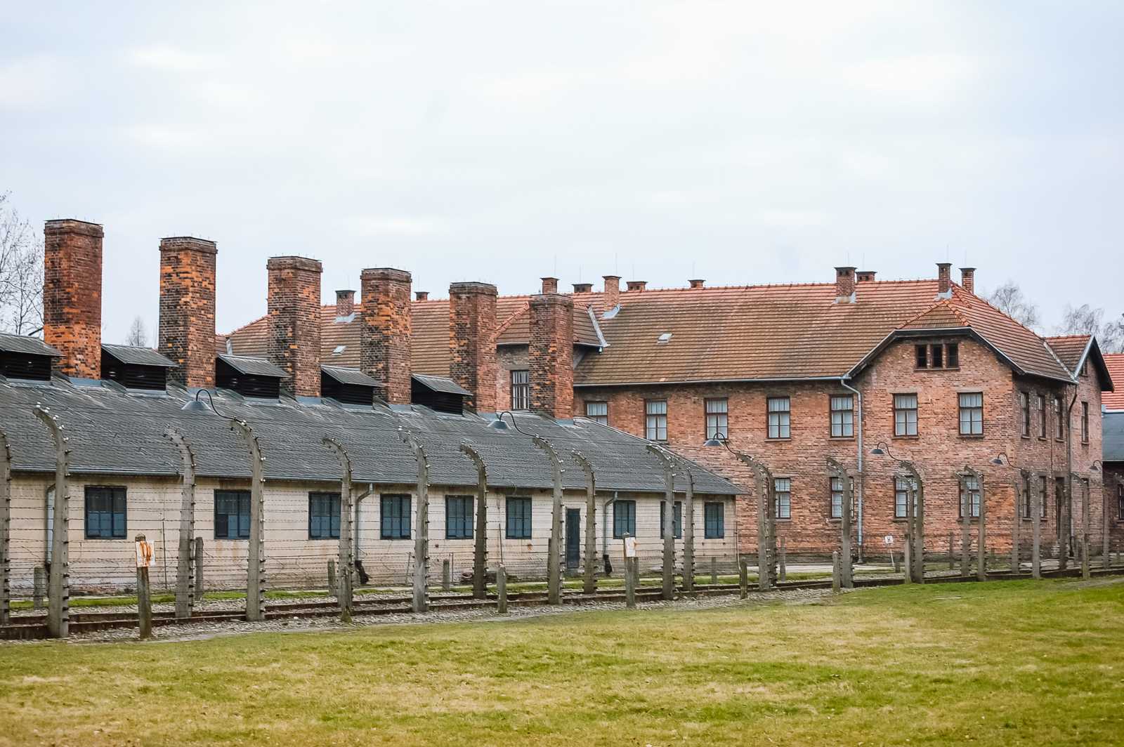 A náci Németország eredetileg a lengyel foglyok számára létesítette 1940-ben az Auschwitz I. koncentrációs tábort a Harmadik Birodalomhoz csatolt lengyel területen. A birkenaui lágert két évvel később építették meg a közelében. |Fotó: Rákóczi Kinga