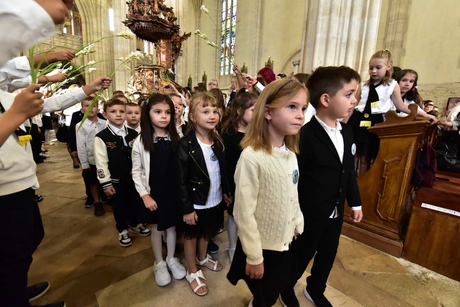 Tanévnyitó a főtéri Szent Mihály-templomban. | Fotó forrása: a Báthory István Elméleti Líceum Facebook-oldala