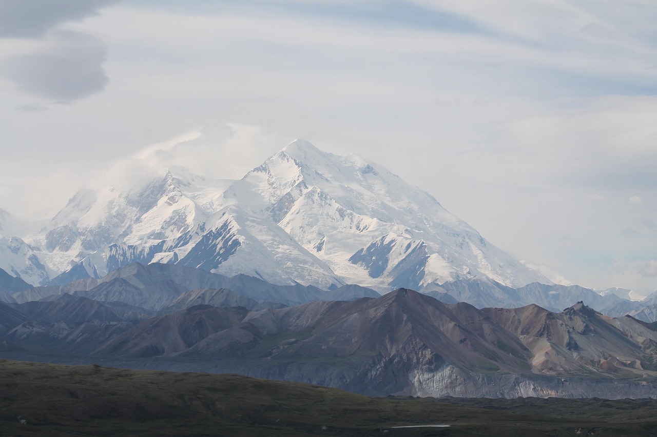 A Denali Észak-Amerika legmagasabb hegye Alaszkában, az Alaszkai-hegységben, a Denali Nemzeti Park területén. Legmagasabb pontja 6190 m. Hivatalos neve Denali. 1896-ban egy aranyásó nevezte el az Egyesült Államok leendő elnökéről, az akkor még csak republikánus párti jelölt William McKinley-ről. |Fotó: Pixabay