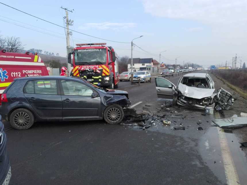 Két személy rekedt a roncsok között egy Kolozs megyei balesetben./ Fotó: katasztrófavédelem