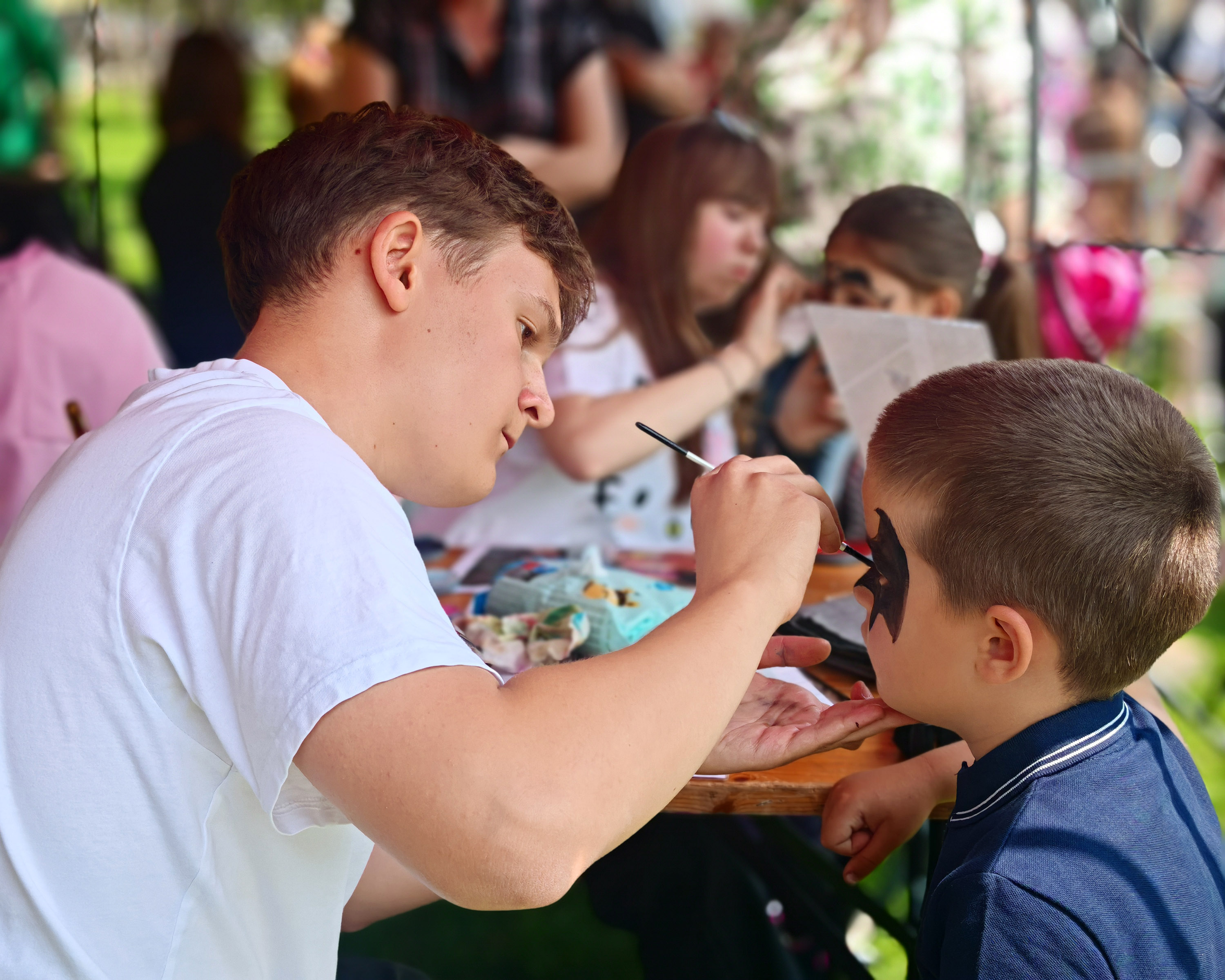 Az arcfestésre várók sorba álltak