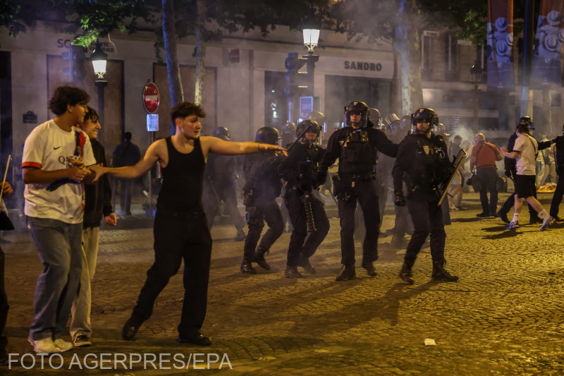 Párizsban randalíroztak a futballszurkolók | Fotó: Agerpres/EPA