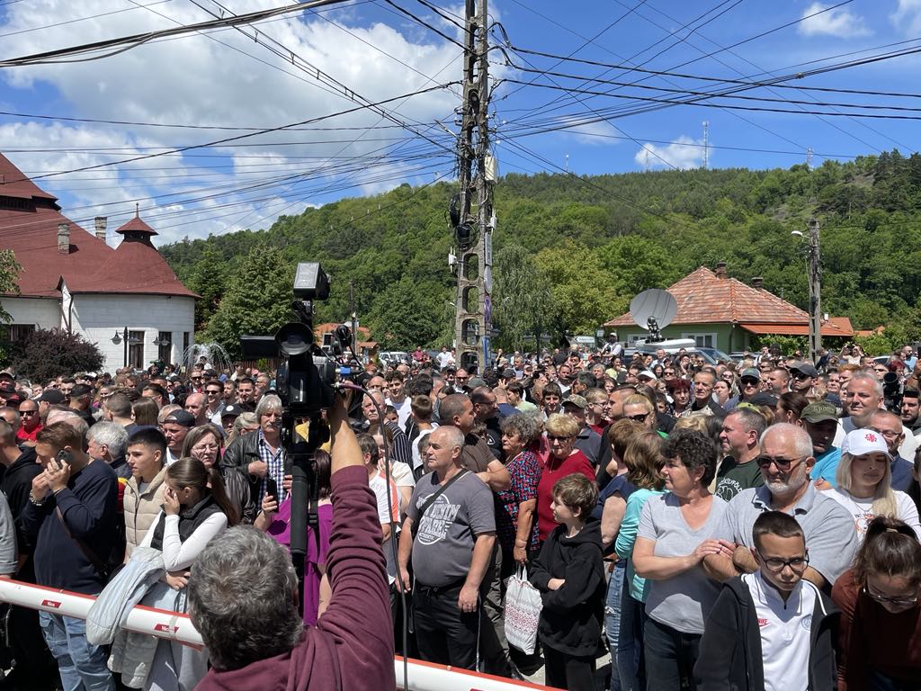 A Parajdi sóbánya előtt várakozó vendéglátósok | Fotó: Maszol 