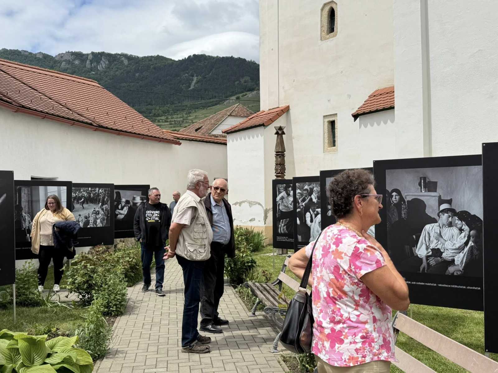Korniss Péter az elmúlt fél évszád táncházmozgalmait megörökítő kiállítása a templomkertben