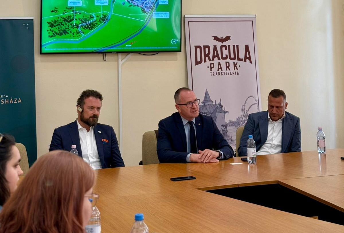 Antonio Zamperla cégvezető, Korodi Attila polgármester és Lénárd András beruházó | Fotó: Csíkszereda Városháza