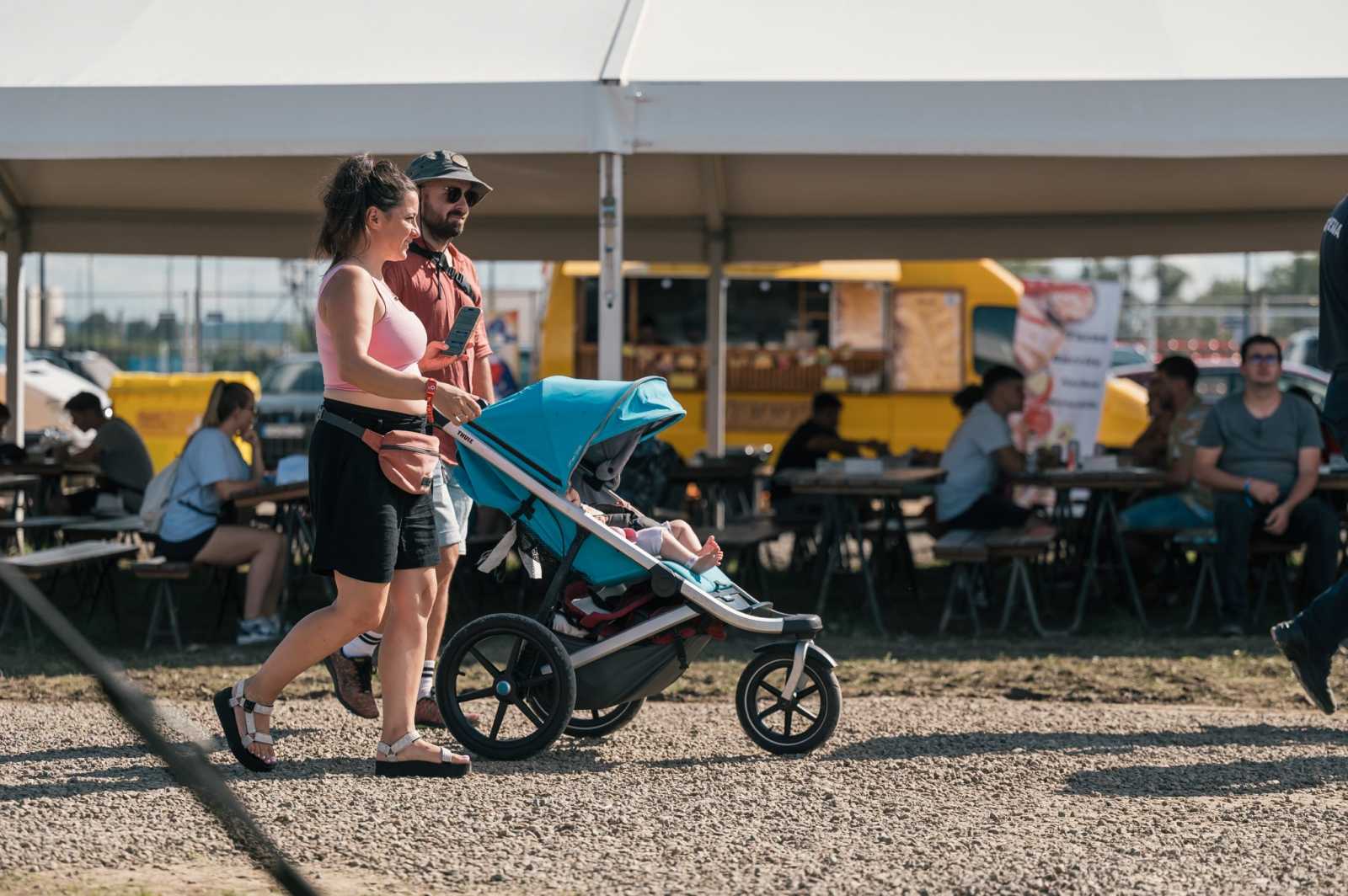 Az egykori fesztiválozók nem ritkán már babakocsival látogatnak vissza kamaszkoruk meghatározó helyszínére.