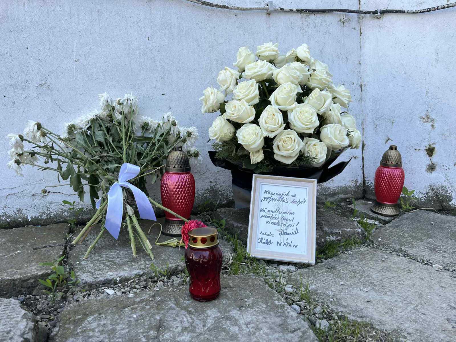 Gyertyák és virág a sóbánya bejárata előtt | Fotó: Ferencz Hunor