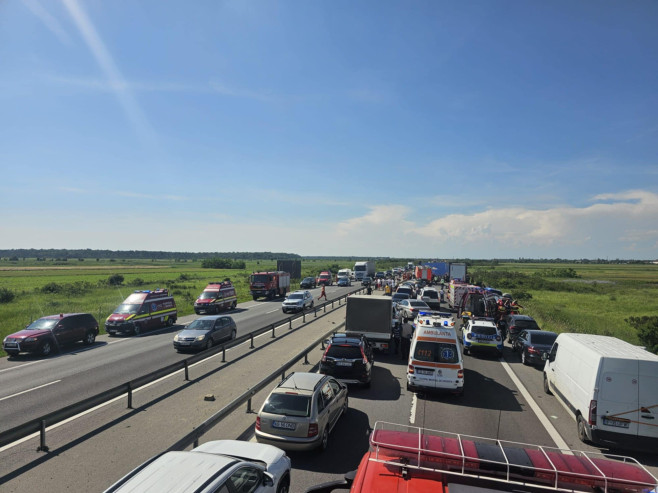 Leállt a forgalom az autópályán. | Fotó: Dâmbovița megyei katasztrófavédelem