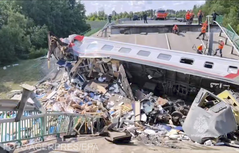 Egy, az orosz Katasztrófavédelmi Minisztérium sajtószolgálata által kiadott videóból származó képkockán orosz mentőegységek dolgoznak a helyszínen, miután egy utasszállító vonat alatt leszakadt egy híd Oroszország Brjanszki területének Vygonicsi járásában, 2025. június 1-jén. | Fotó: Agerpres