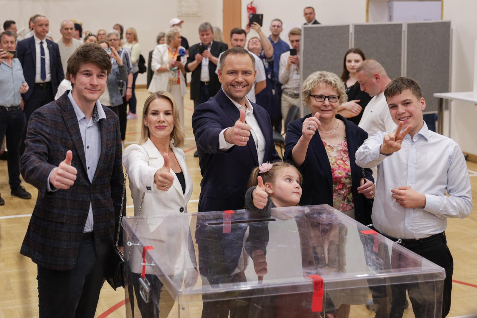 Karol Nawrocki és családja a szavazóurnánál. | Fotó: Karol Nawrocki Facebook-oldala 