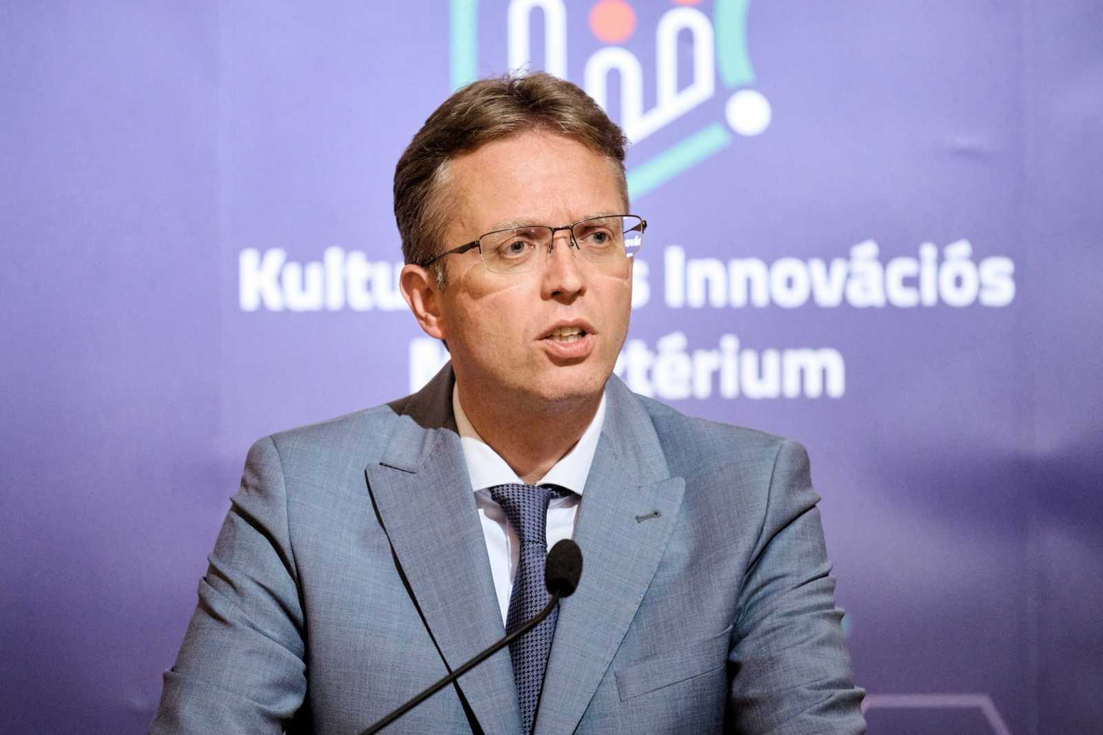 A miniszter úgy fogalmazott, „összetartozunk, egy vérből valók vagyunk és ez igaz akkor is, amikor segítség kell, ahogy segítséget nyújtunk Székelyföldön mindazoknak, akik az árvíz miatt erre rászorulnak" Fotó: Hankó Balázs Facebook oldala