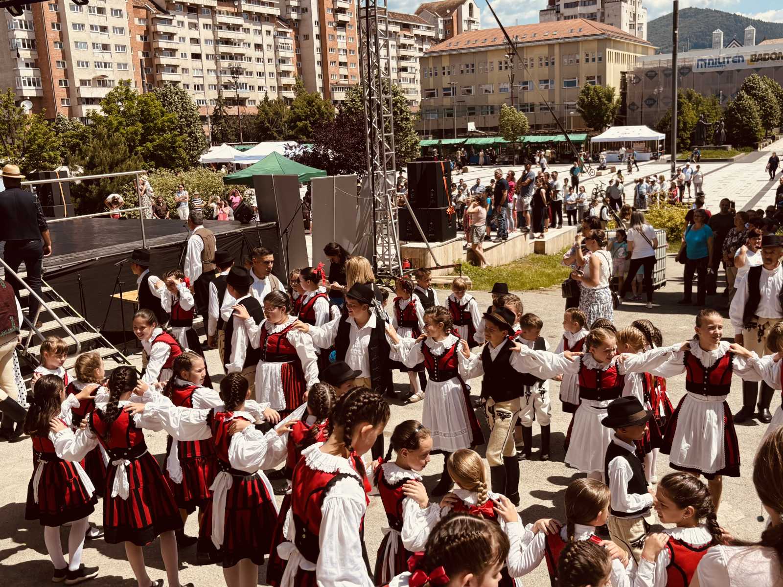 Nemcsak a színpadon, a színpad mellett sem áll le a tánc.