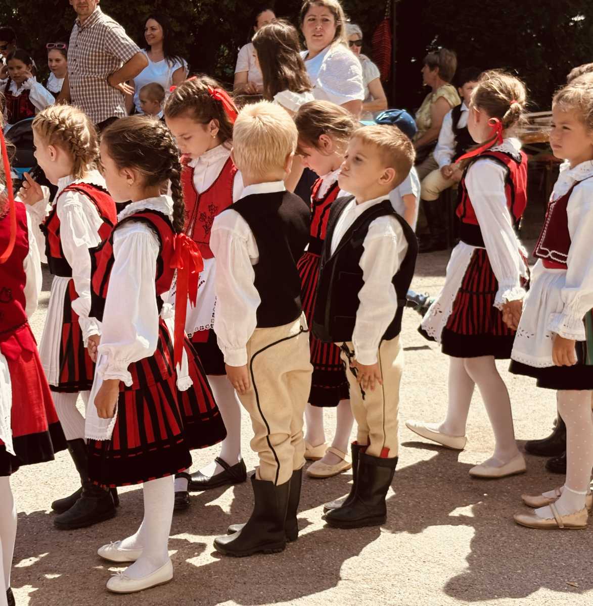 A legkisebbek is komolyan veszik a feladatot.